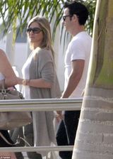 组图：安妮斯顿与未婚夫墨西哥度浪漫圣诞