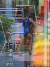 组图：苏瑞练体操玩高难度动作 凯蒂打电话业务繁忙