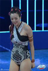 组图：星跳跃女星多款泳衣PK 周韦彤撞色性感