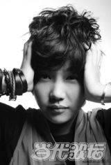 幻灯组图：李霄云搞怪表情九连拍 黑白映像灵动写真