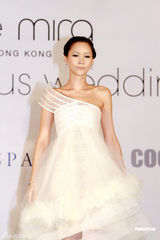 组图：Amanda S.订婚后首披婚纱 自称未婚夫很大方