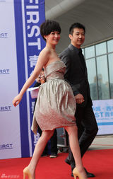 组图：李小冉与鄢颇首恩爱亮相 有孕在身被呵护