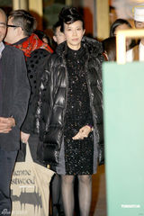 组图：莫文蔚出席慈善活动 招牌笑容温暖人心