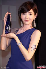 组图：郭雪芙斜肩洋装亮相 狂接代言荷包满