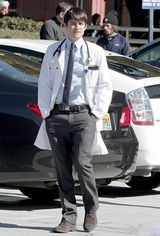 幻灯图集：布鲁姆新片变装 穿白大褂拍《好医生》