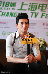 组图：吴奇隆上视节人气奖无悬念称感谢粉丝