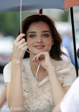 幻灯图集：米兰达-可儿拍广告 手牵蓝气球招摇过市