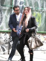 组图：德普未婚妻艾梅柏片场赶拍 化身粉发妖姬