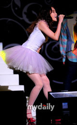 组图：韩歌手IU出道千日粉丝见面会 公主裙可爱俏皮