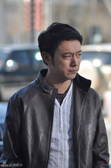 组图：《深白》剧照曝光 曹炳琨变身帅气小老板