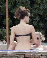 组图：贝金赛尔比基尼度假 凹造型秀S曲线