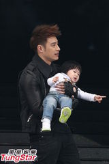 组图：范玮琪开唱黑人爱相随 张柏芝现身做嘉宾