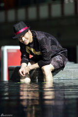 组图：何晟铭英伦风写真 俊朗笑容展绅士范儿