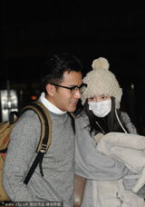 组图：杨幂刘恺威大年初一开工 十指紧扣秀恩爱