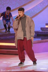 组图：刘璇香港变身主持人 打扮时尚“熊猫”袜出彩