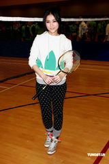 幻灯图：谢安琪飒爽运动装亮相 变身羽毛球健将