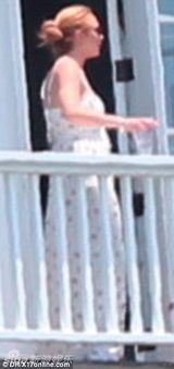 组图：林赛-罗韩戒毒所度盛夏 与男子阳台热聊