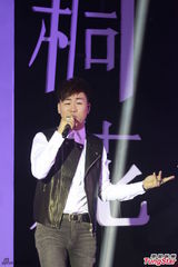 组图：阿娇亮相专辑发布会 与胡彦斌甜蜜对唱