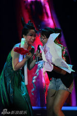 高清组图：芙蓉姐姐个唱 狂跳肚皮舞多个造型亮眼