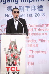 组图：冯小刚好莱坞留手印 长女亮相为父捧场