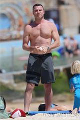 组图：娜奥米豹纹泳衣秀美胸 一家四口海滩度假