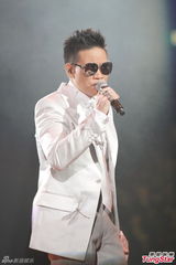 组图：雷颂德个唱献歌儿子 郑秀文助阵掀高潮