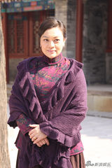 组图：《捍卫者》史可造型多变 时而村妇时而贵妇