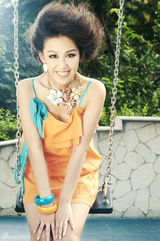 组图：梁艺馨曝光秋意写真 摆脱乖巧收获成熟与芬芳