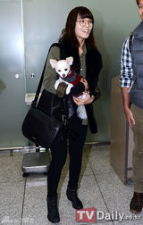 组图：先艺素颜抱爱犬 携夫定居加拿大