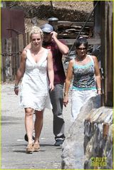 组图：布兰妮白裙爆乳装性感 与母同游温馨