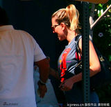 组图：斯嘉丽-约翰逊紧身长裙秀凹凸身材