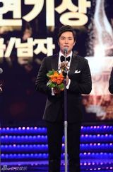 组图：金南珠获奖落泪 宋仲基文彩元成最佳搭档