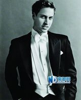 组图：英王室全家福海量旧照 21岁威廉帅气迷人