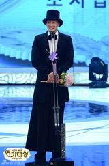 组图：李宝英捧SBS大奖 李敏镐得奖最多赢五冠