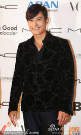 组图：韩佳人金宣儿性感争艳 李秉宪盛装亮相