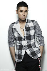 组图：任重最新时尚写真 拼接西装玩转夏日潮流