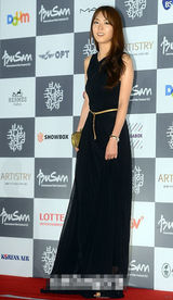 组图：李妍熙黑色长纱裙亮相典雅温婉