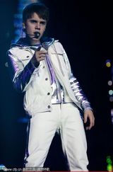 组图：贾斯汀-比伯个唱向杰克逊致敬 劲歌热舞卖萌