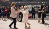 组图：英王子查尔斯夫妻各揽舞伴秀舞技