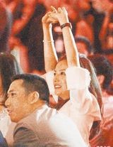 组图：张惠妹新加坡火辣献唱 赵薇携老公捧场