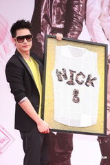 组图：周汤豪长针眼戴墨镜遮丑 公布择偶条件