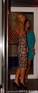 组图：帕里斯-希尔顿现身戛纳 鱼鳞裙装性感十足