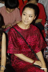 组图：周冬雨闪亮小洋装看秀 心情大好微笑放电