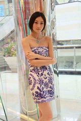 高清图：林鹏拍摄时尚大片 青春素雅引领春季风潮