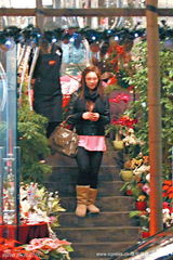 郑欣宜被揭与男友玩地下情 郑少秋夫妇逛街隔丈远