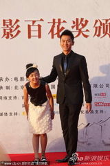 组图：李晨携《唐山大地震》小演员走红毯