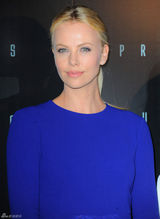 查理兹-塞隆亮相《普罗米修斯》巴黎首映礼(图)