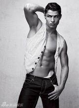 组图：C罗广告大片赏析 肌肉男大秀好身材