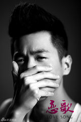 组图：《恋歌》发黑白海报 张若昀神情黯然