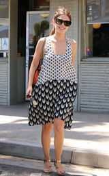 组图：瑞切尔-贝尔森街拍 不规则连衣裙清爽